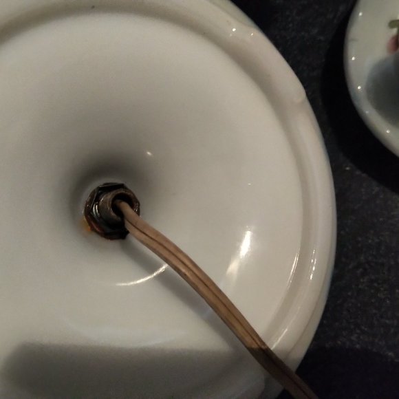 Roses Vintage milk glass lamps pair of candlestick working white lamps victorian - Picture 6 of 7